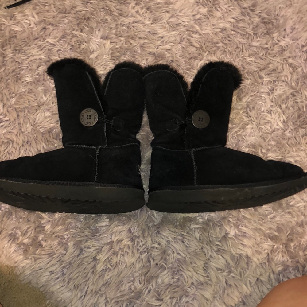 Black UGG Bailey button 5803